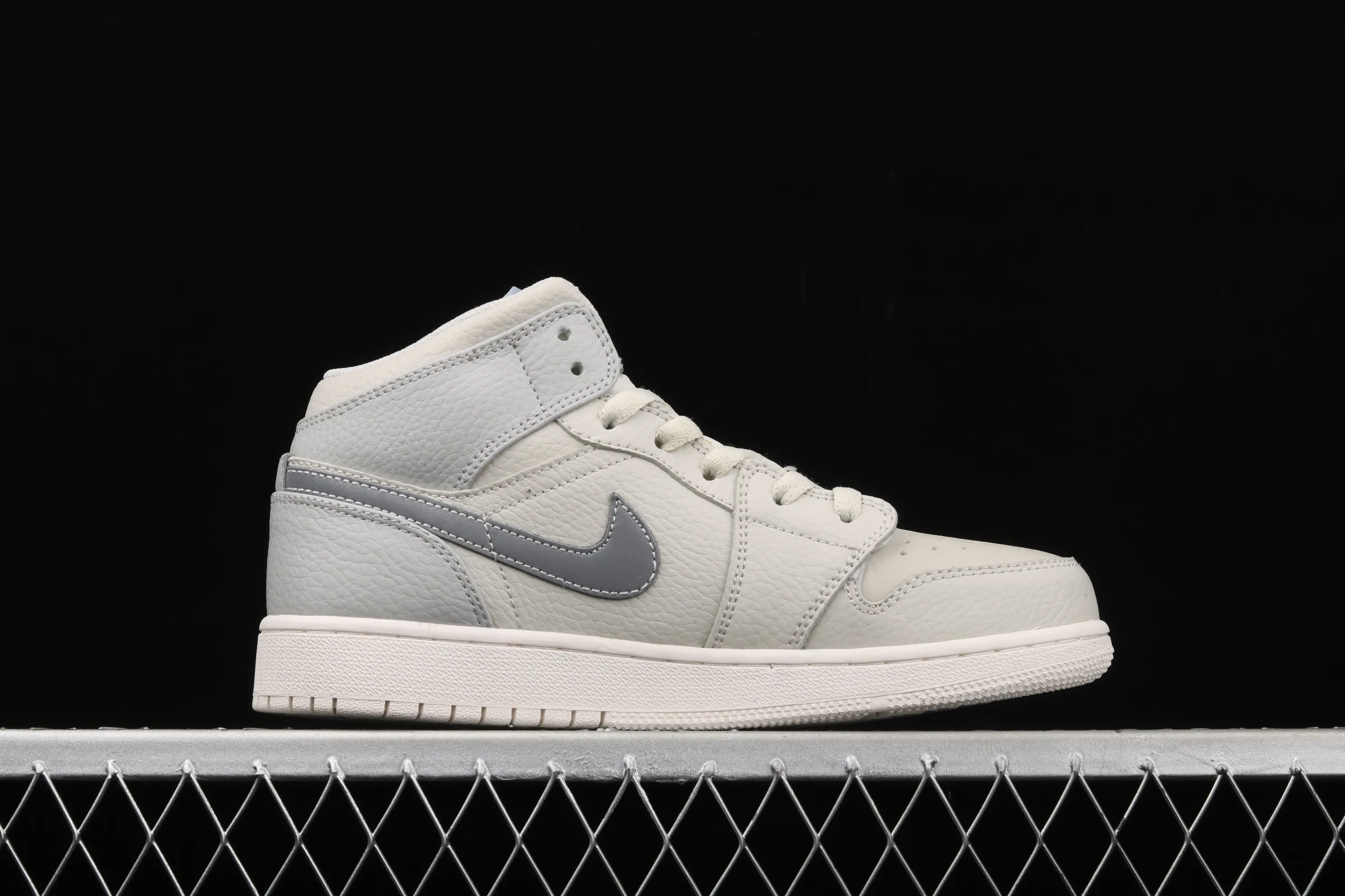 All categories Air Jordan Jordan series basketball shoes Air Jordan 1 Mid Air Jordan 1 Mid AJ1 new fog gray Joe 1 China gray silver 554725-053